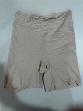 Maidenform Nude Beige Seamless Shaping Shorts